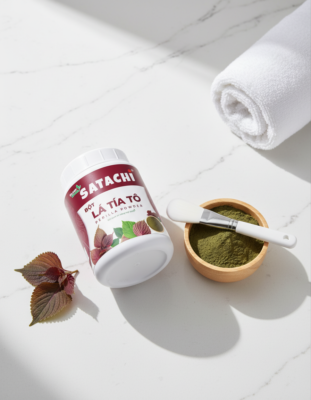 bột tía tô Satachi pha mặt nạ với lá tía tô tươi và cọ thoa trên đá cẩm thạch