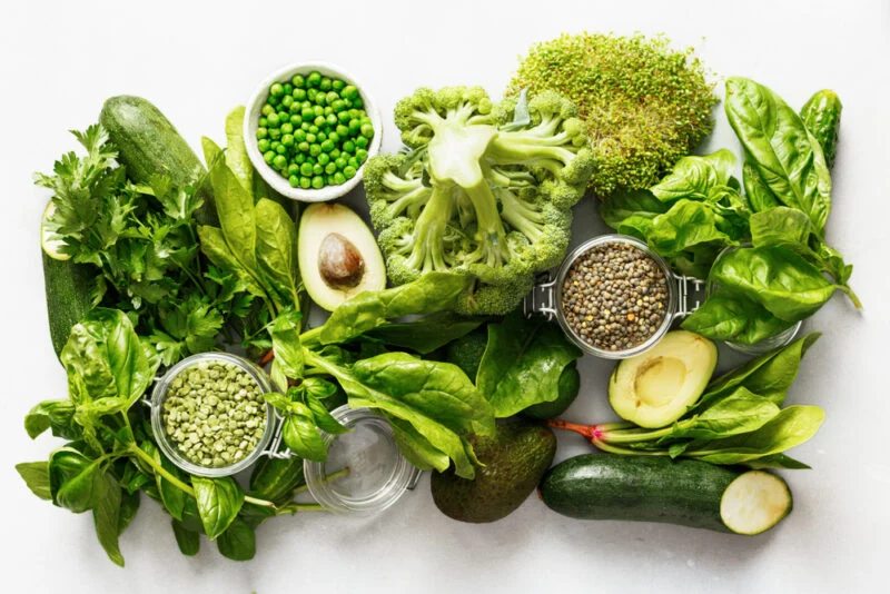 Cải xoăn, rau má và rau lá xanh là nguồn magie và vitamin C giúp rau xanh giảm stress